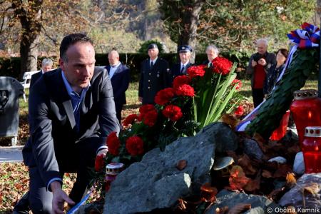 Ob 1. novembru smo se s polaganjem cvetja k osrednjim kamniškim spomenikom poklonili žrtvam vojn (56)